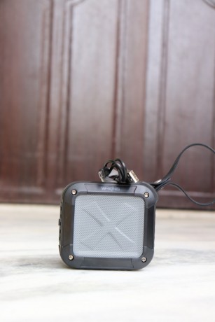 outdoor-waterproof-bluetooth-speaker-big-1
