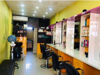 महाराजगंज चक्रपथमा चलिरहेको Unisex Beauty Salon सुलभ मुल्यमा बिक्रीमा