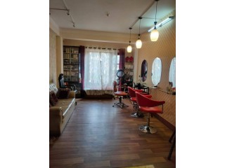 नक्सालमा चलिरहेको Beauty Parlor बिक्रीमा