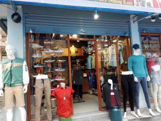 माछापोखरीमा चलिरहेको Gents Fancy Shop बिक्रीमा