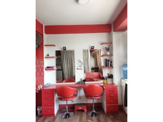 लाजिम्पाटमा चलिरहेको Beauty Parlor बिक्रीमा