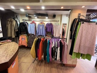 सोह्रखुट्टे नयाँबजारमा चलिरहेको Ladies Fancy Shop सुलभ मुल्यमा बिक्रीमा