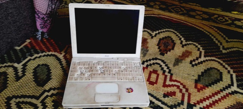 old-model-laptop-is-avilable-for-antic-lover-of-apple-big-1